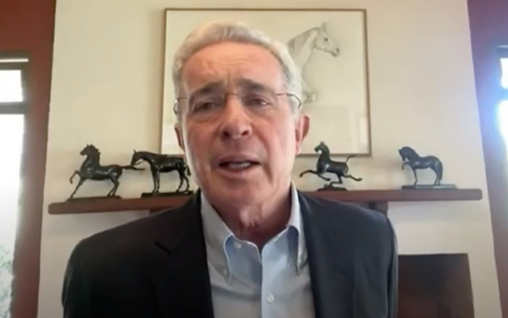 A punta de palo de Uribe, Duque vuelve a las banderas del Centro Democrático