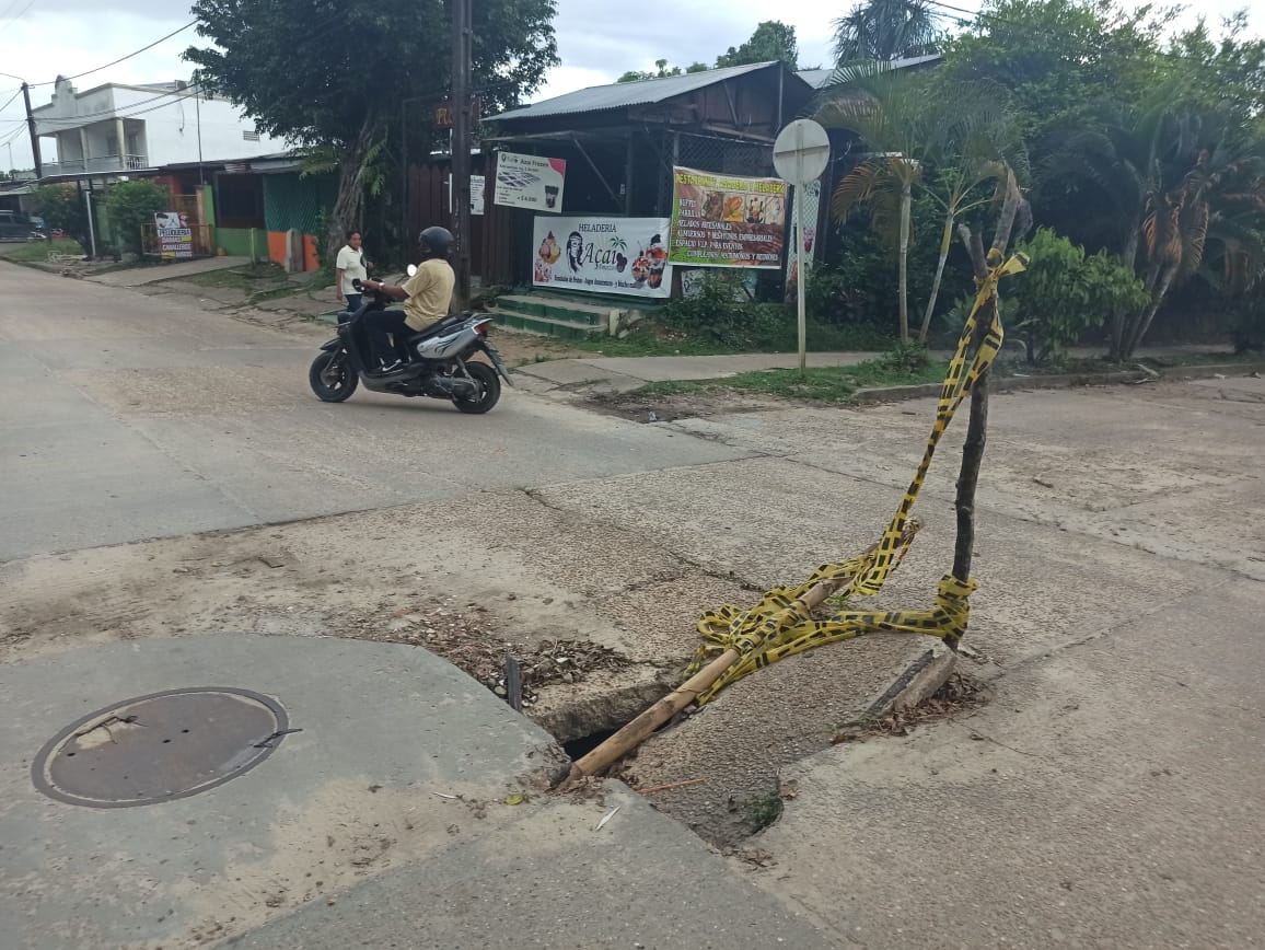 Huecos con vertederos de aguas residuales hacen parte del paisaje urbano de Leticia.