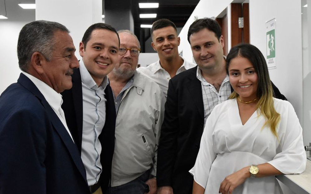 El día de la inscripción de su candidatura, a Marín lo acompañaron su papá, su novia Valentina, su amigo Arturo Espejo, y el padre de éste, Jorge Arturo Espejo Rivas, quien también fue parte del equipo estratégico de la campaña.   La esposa de Espejo hijo, Juliana Arango, aspiró al Concejo por la Alianza Verde pero se quemó con 1.049 votos.