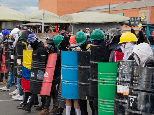 La violencia cambia los ánimos del barrio hacia la primera línea en Bogotá