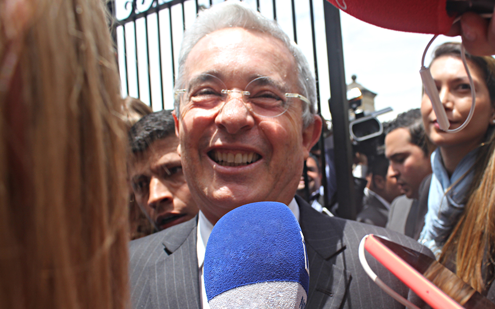 La preclusión es “un paso positivo” para Uribe en lo jurídico y un salto en lo político