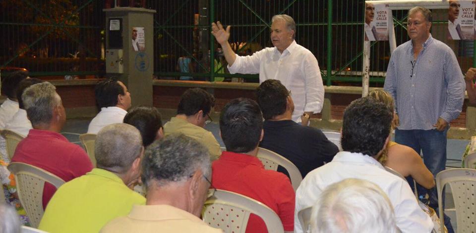 Villalba haciendo campaña por De la Calle en los barrios de Neiva.